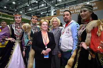 Вероника Скворцова осмотрела медицинские пункты  Фестиваля молодежи и студентов в Сочи и встретилась с волонтерами-медиками
