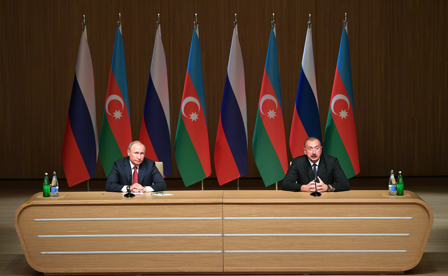 Президент России Владимир Путин вместе с Президентом Азербайджана Ильхамом Алиевым принял участие в пленарном заседании Девятого российско-азербайджанского межрегионального форума