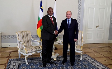 На полях ПМЭФ Владимир Путин встретился с Президентом Центральноафриканской Республики Фостеном Арканжем Туадерой