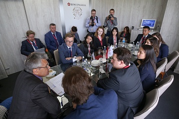 Студентам из США рассказали о российской науке  на IV Восточном экономическом форуме