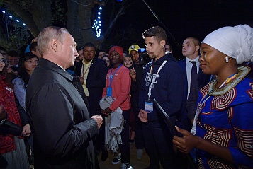Владимир Путин после сессии «Валдайского клуба» зашел в кафе в Олимпийском парке и пообщался с участниками ВФМС