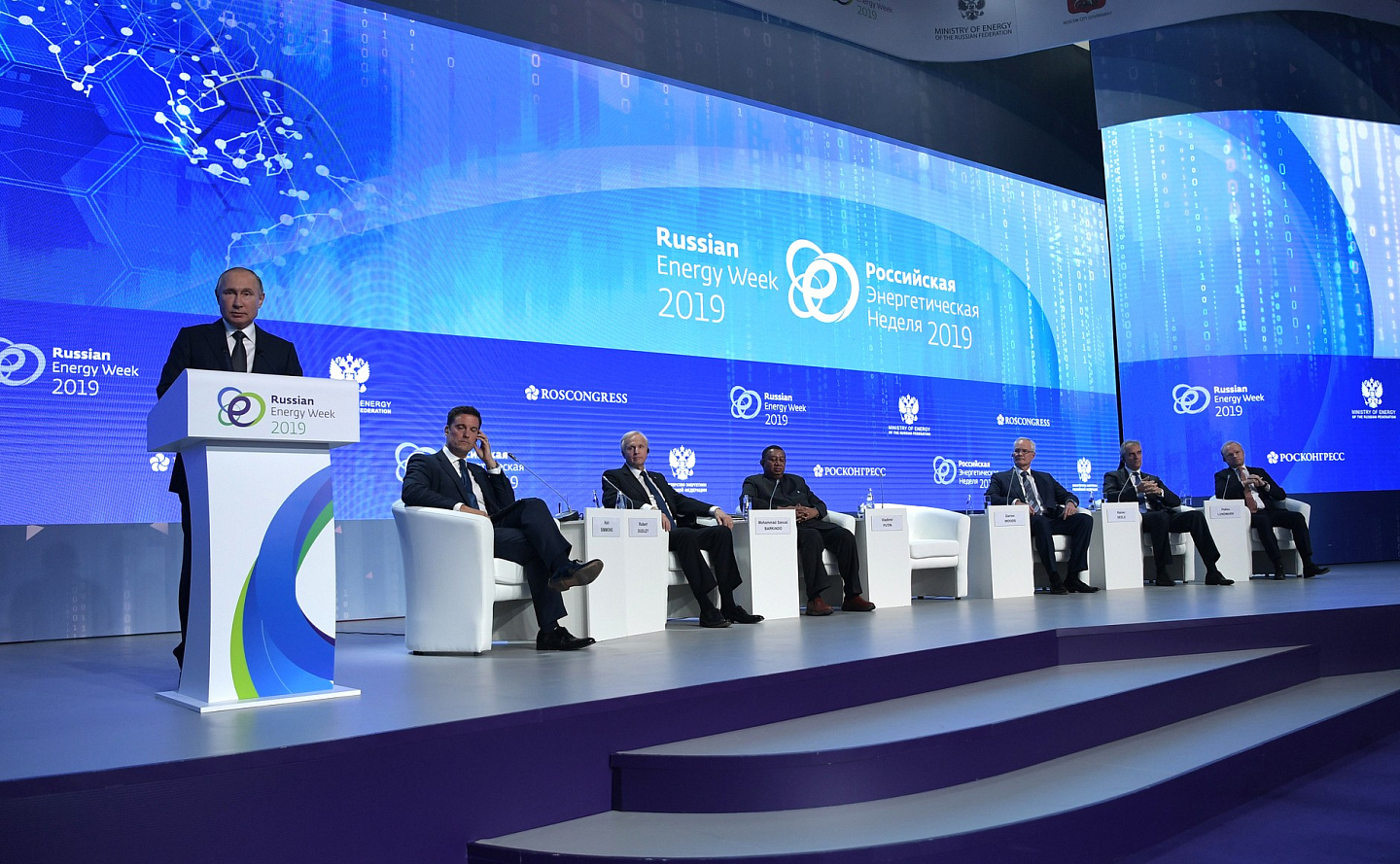 Владимир Путин принял участие в пленарном заседании Международного форума Российская энергетическая неделя