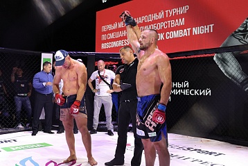 Американский боец Крис Ханикатт  победил на турнире Roscongress Vladivostok Combat Night