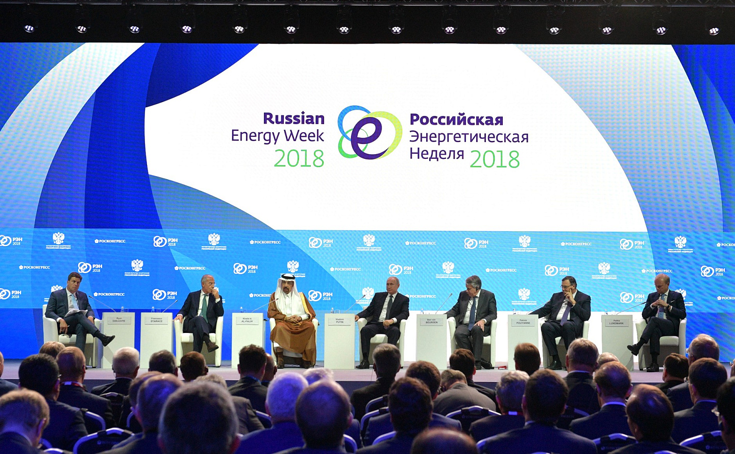 Владимир Путин выступил на пленарном заседании  Международного форума «Российская энергетическая неделя»