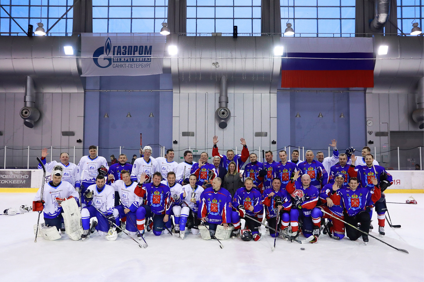 Участники Международного арктического форума сыграли в хоккей и сквош