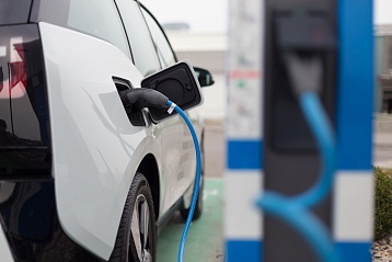 Владельцам электро- и гибридных автомобилей могут предоставить преимущества перед другими участниками дорожного движения